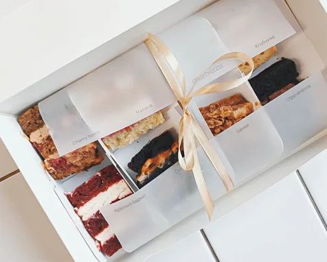 Коробка для дегустационных наборов тортов/пирожных и моти 250*130*40 мм (4 ячейки), белая