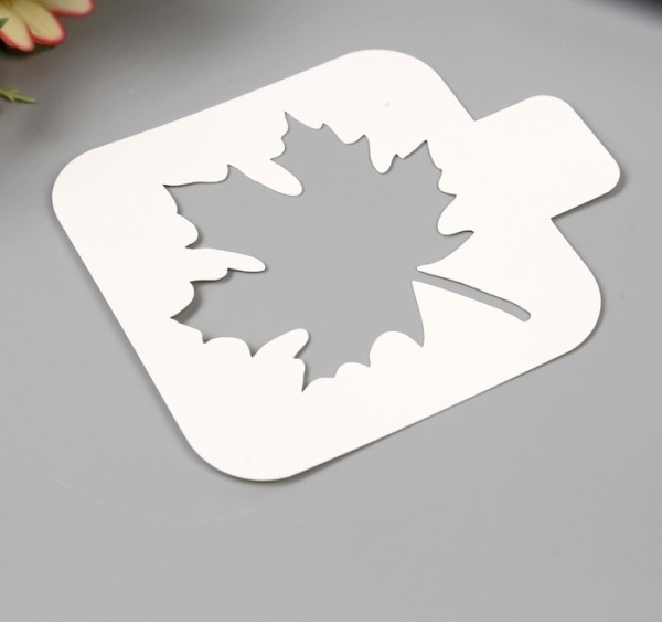 Трафарет пластиковый "Кленовый лист" 9*9 см