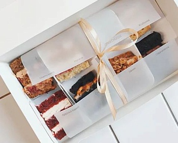 Коробка для дегустационных наборов тортов/пирожных и моти 250*130*40 мм (4 ячейки), белая