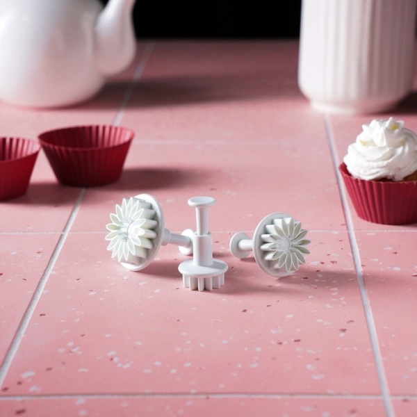 Набор плунжеров кондитерских Доляна «Герберы», 3 шт, размеры цветков: 5,5 см, 4 см, 2,5 см