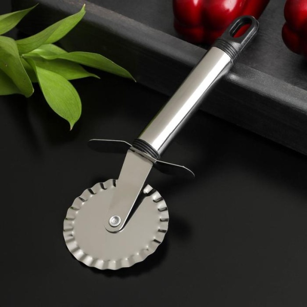 Нож для пиццы и равиолей Доляна «Помощник», 18 см, ребристый