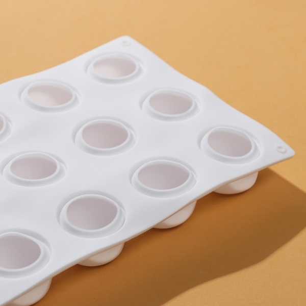 Форма для муссовых десертов и выпечки Доляна «Яблоко», 29,5×17,5×3 см, 15 ячеек, d=4 см, силикон, цвет белый